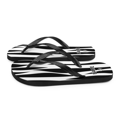Personalisierbare CREWILD Flip-Flops mit schwarz-weißem Zebra-Muster und Namensfeld.