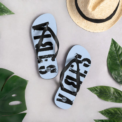 Hellblaue CREWILD Flip-Flops mit schwarzem VIBES-Schriftzug und Logo auf grauem Hintergrund.