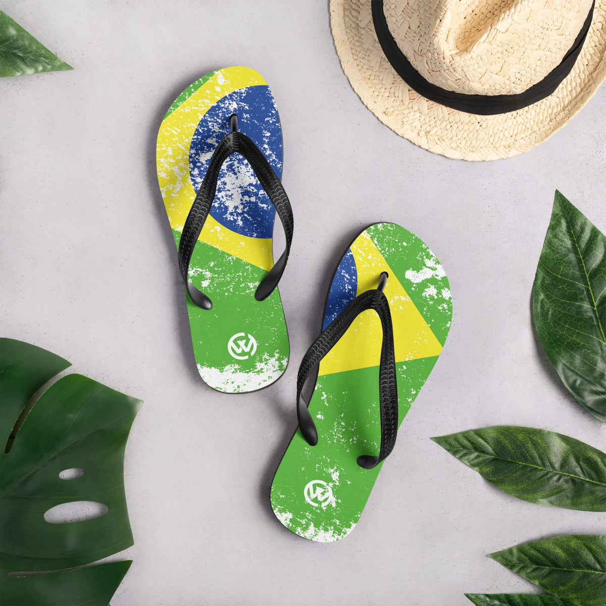 CREWILD Flip-Flops mit Brasilien-Flagge im Vintage-Look auf grauem Hintergrund