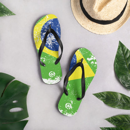 CREWILD Flip-Flops mit Brasilien-Flagge im Vintage-Look auf grauem Hintergrund