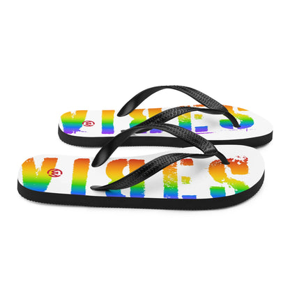 Weiße CREWILD Flip-Flops mit Regenbogenfarbenem VIBES-Schriftzug