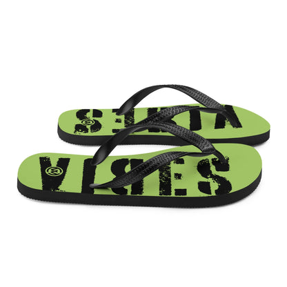 Grüne CREWILD Flip-Flops mit schwarzem VIBES-Schriftzug und schwarzen Riemen.