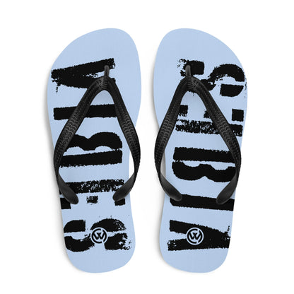 Hellblaue CREWILD Flip-Flops mit schwarzen Riemen und abstraktem schwarzen Grafikprint.