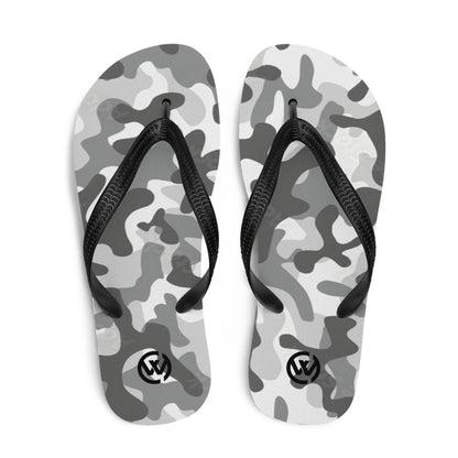 Ein Paar CREWILD Flip-Flops mit grauem Camouflage-Muster und schwarzen Riemen.