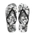 Ein Paar CREWILD Flip-Flops mit grauem Camouflage-Muster und schwarzen Riemen.