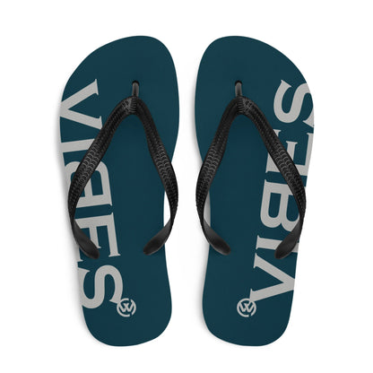 Blau-silberne CREWILD Flip-Flops mit VIBES-Schriftzug auf der Sohle.