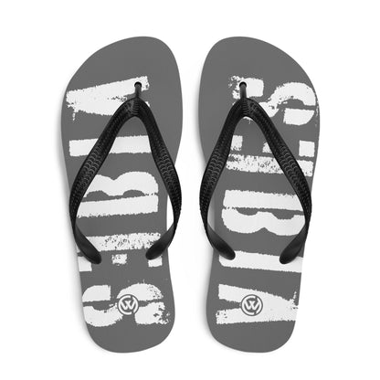 Grau-weiße CREWILD Flip-Flops mit weißem Grafikprint und schwarzen Riemen