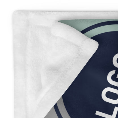 Nahaufnahme einer weichen, weißen Fleece-Tagesdecke von CREWILD mit individuellem Druck.