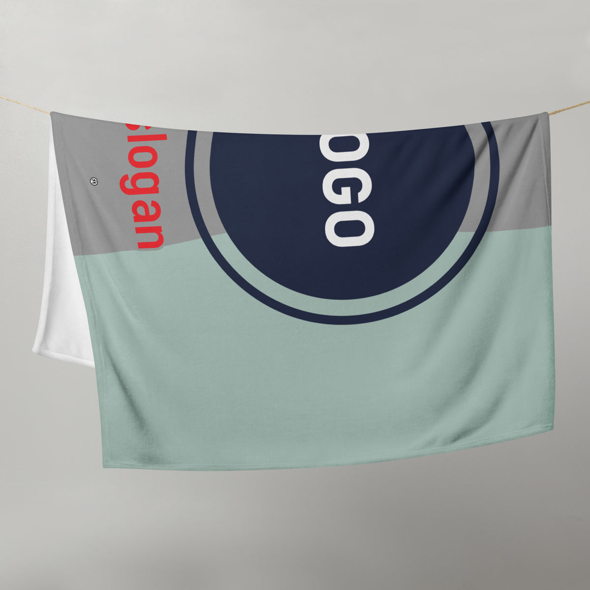 Individuell bedruckbare Tagesdecke von CREWILD mit Platzhalter für Logo und Slogan