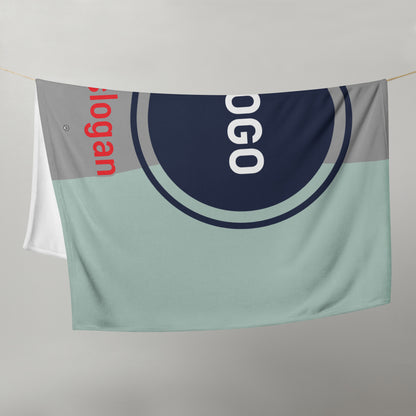 Individuell bedruckbare Tagesdecke von CREWILD mit Platzhalter für Logo und Slogan