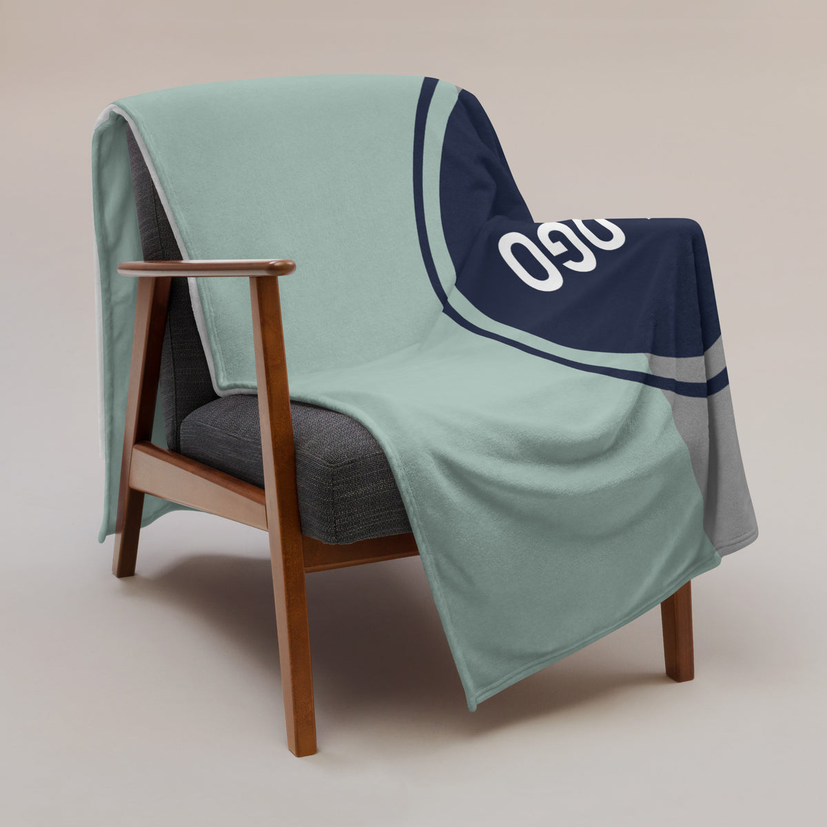 Hellblaue, individuell bedruckte Tagesdecke von CREWILD auf einem modernen Sessel