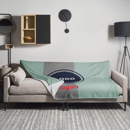 Personalisierbare Tagesdecke von CREWILD mit individuellem Logo auf einem modernen Sofa