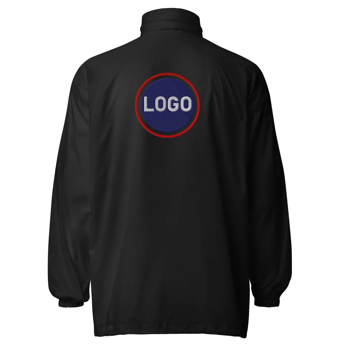 Rückansicht einer schwarzen CREWILD Windjacke mit rundem, besticktem Logo-Patch