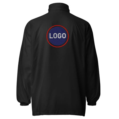 Rückansicht einer schwarzen CREWILD Windjacke mit rundem, besticktem Logo-Patch