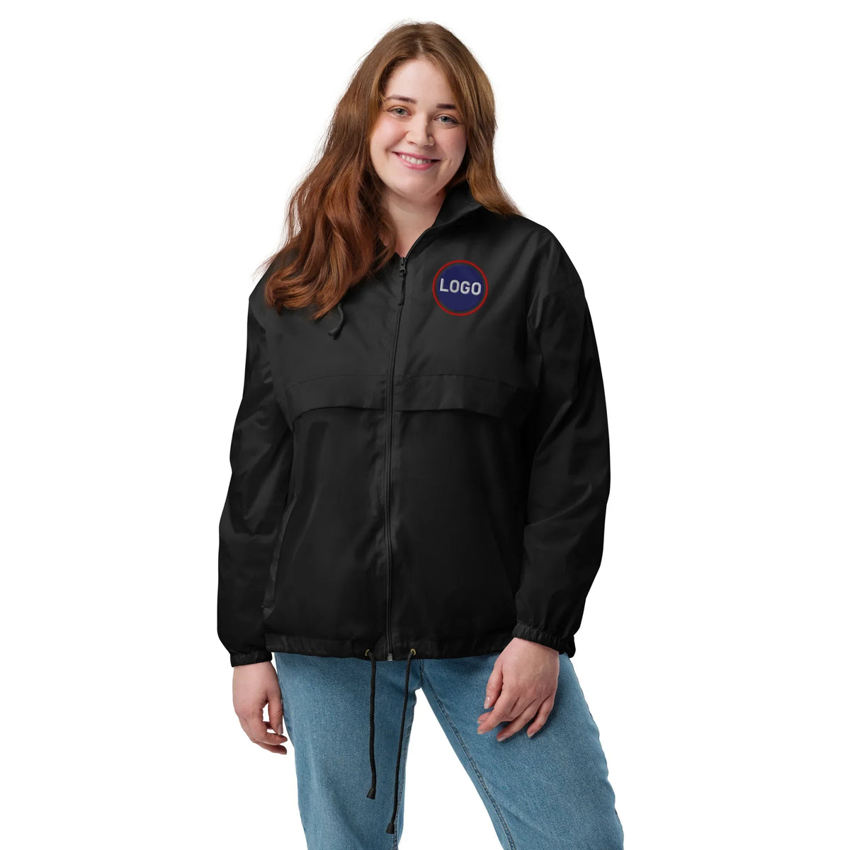Frau trägt eine schwarze, individuell bestickte Unisex-Windjacke von CREWILD mit Logo auf der Brust.