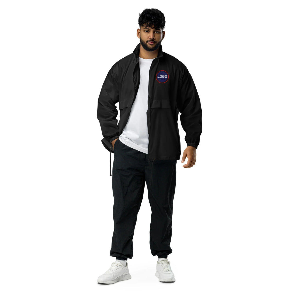 Mann in einer schwarzen, individuell bestickten Windjacke von CREWILD über einem weißen T-Shirt