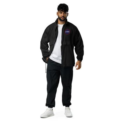 Mann in einer schwarzen, individuell bestickten Windjacke von CREWILD über einem weißen T-Shirt