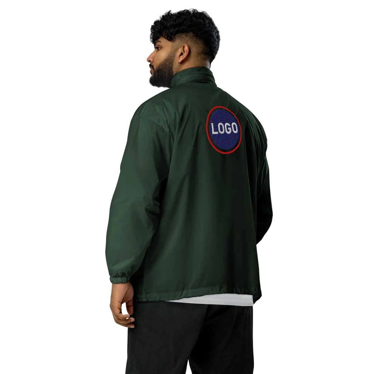 Rückseite einer dunkelgrünen CREWILD Windjacke mit individuellem kreisförmigem Logo-Stick