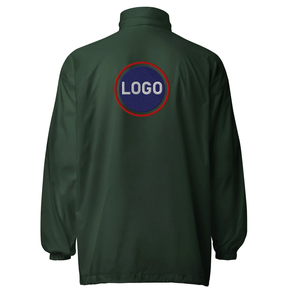 Rückseite einer dunkelgrünen CREWILD Windjacke mit rundem Sticklogo