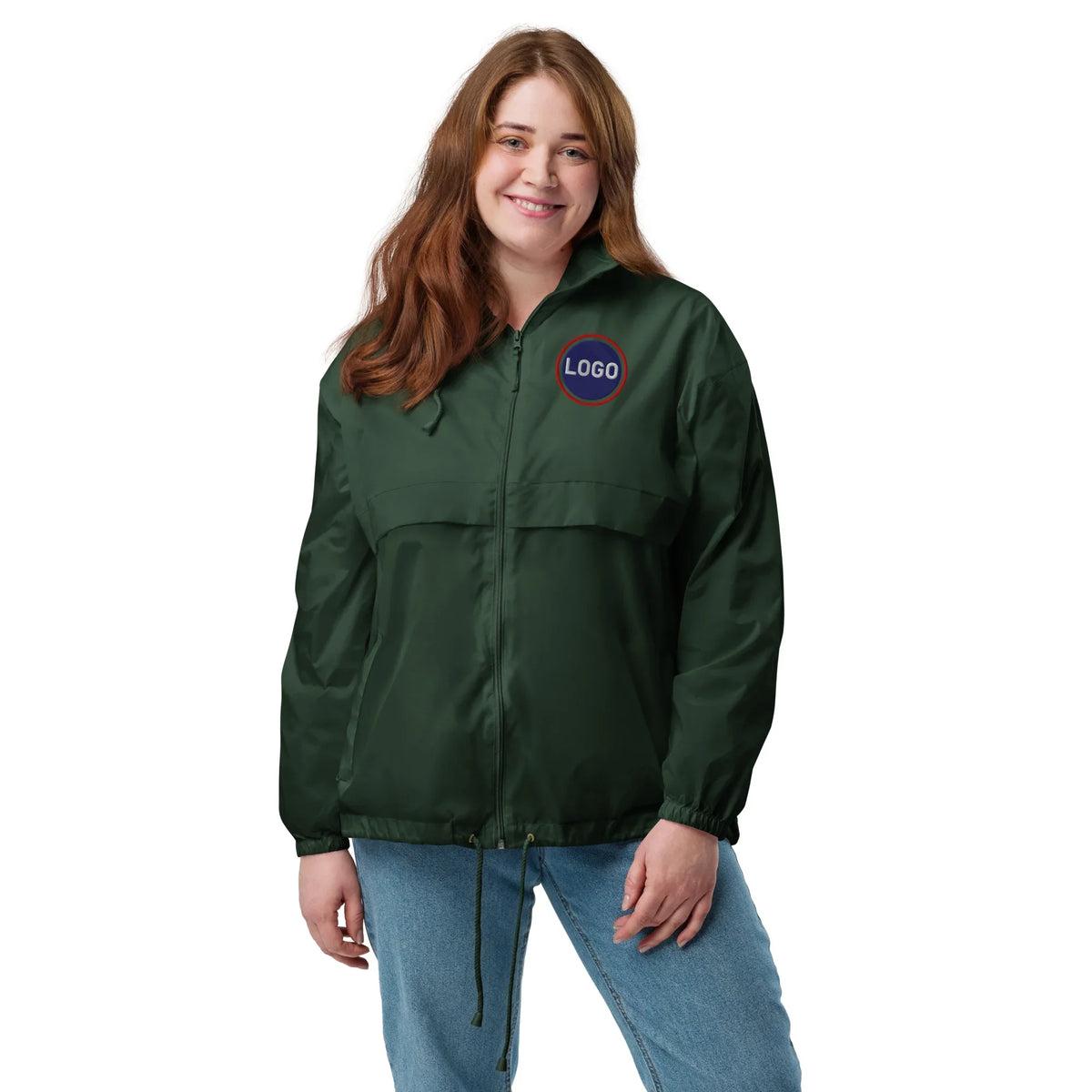 Frau in dunkelgrüner, individuell bestickter CREWILD Windjacke mit Logo auf der Brust