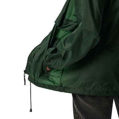 Detailansicht einer dunkelgrünen CREWILD Windjacke mit Seitentasche und Kordelzug.