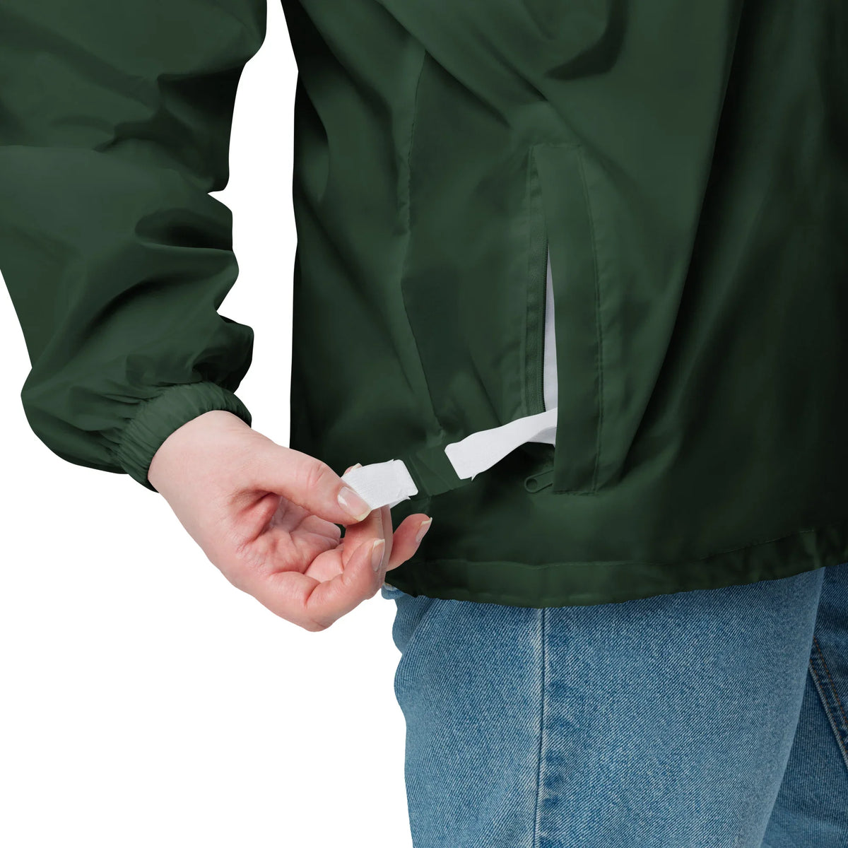 Detailansicht des Kordelzugs am Saum einer dunkelgrünen Windjacke von CREWILD