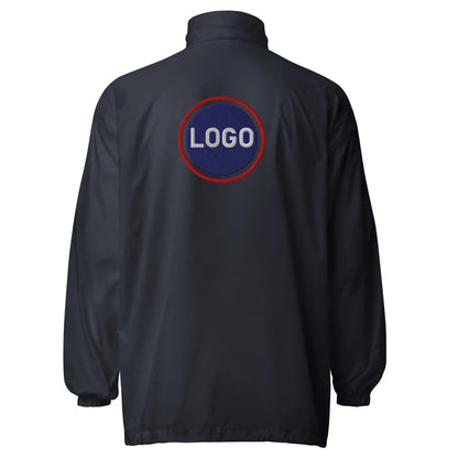 Rückseite einer dunkelblauen CREWILD Windjacke mit rundem Sticklogo-Platzhalter