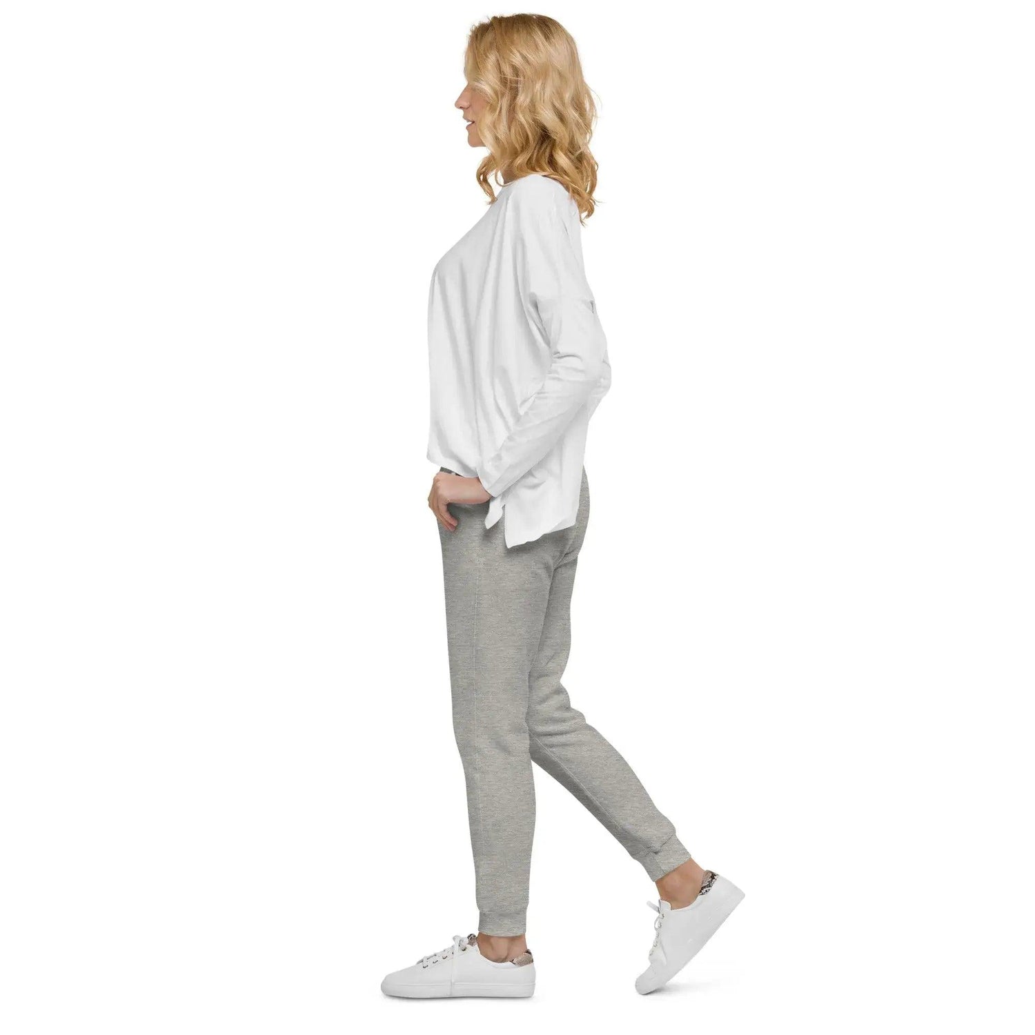 Dame trägt unisex Fleece-Sweatpants in Carbon Grey, Seitenansicht, weißer Hintergrund