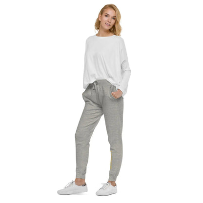 Unisex Fleece Sweatpants Carbon Grey, getragen von Frau, seitliche Ansicht, weißes Shirt