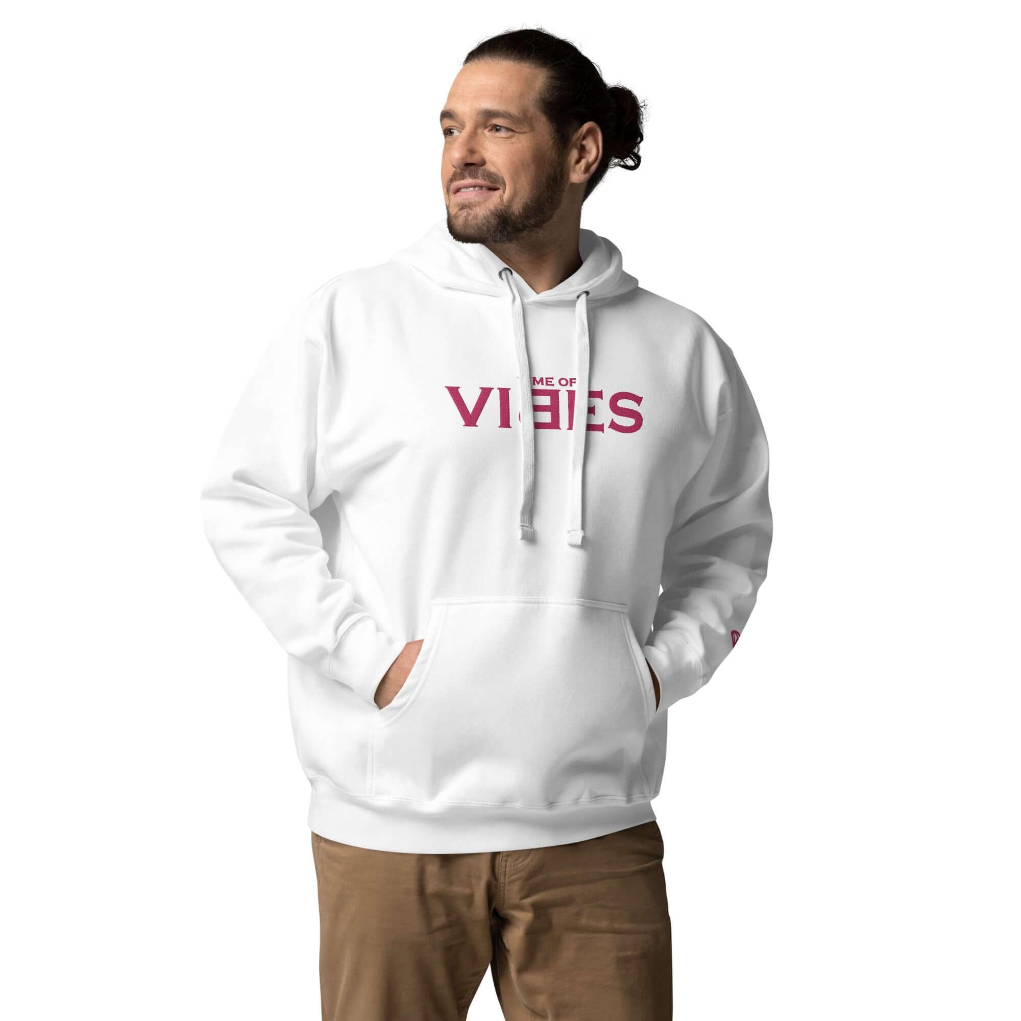 Mann trägt weißen Premium-Hoodie mit rotem VIBES-Print, Unisex Mode Produktbild