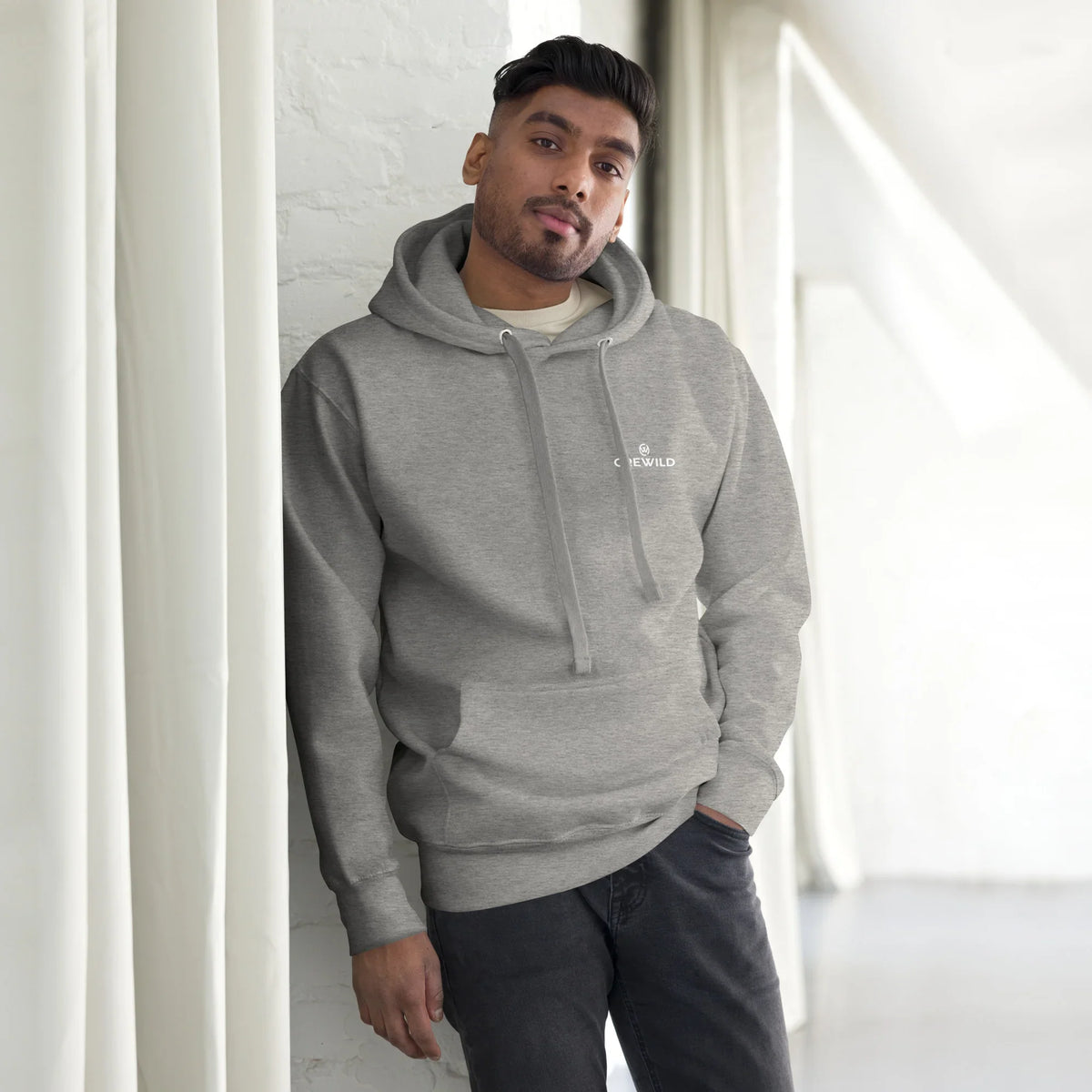 Mann in einem grauen CREWILD Hoodie – GOOD-VIBES Unisex Modell