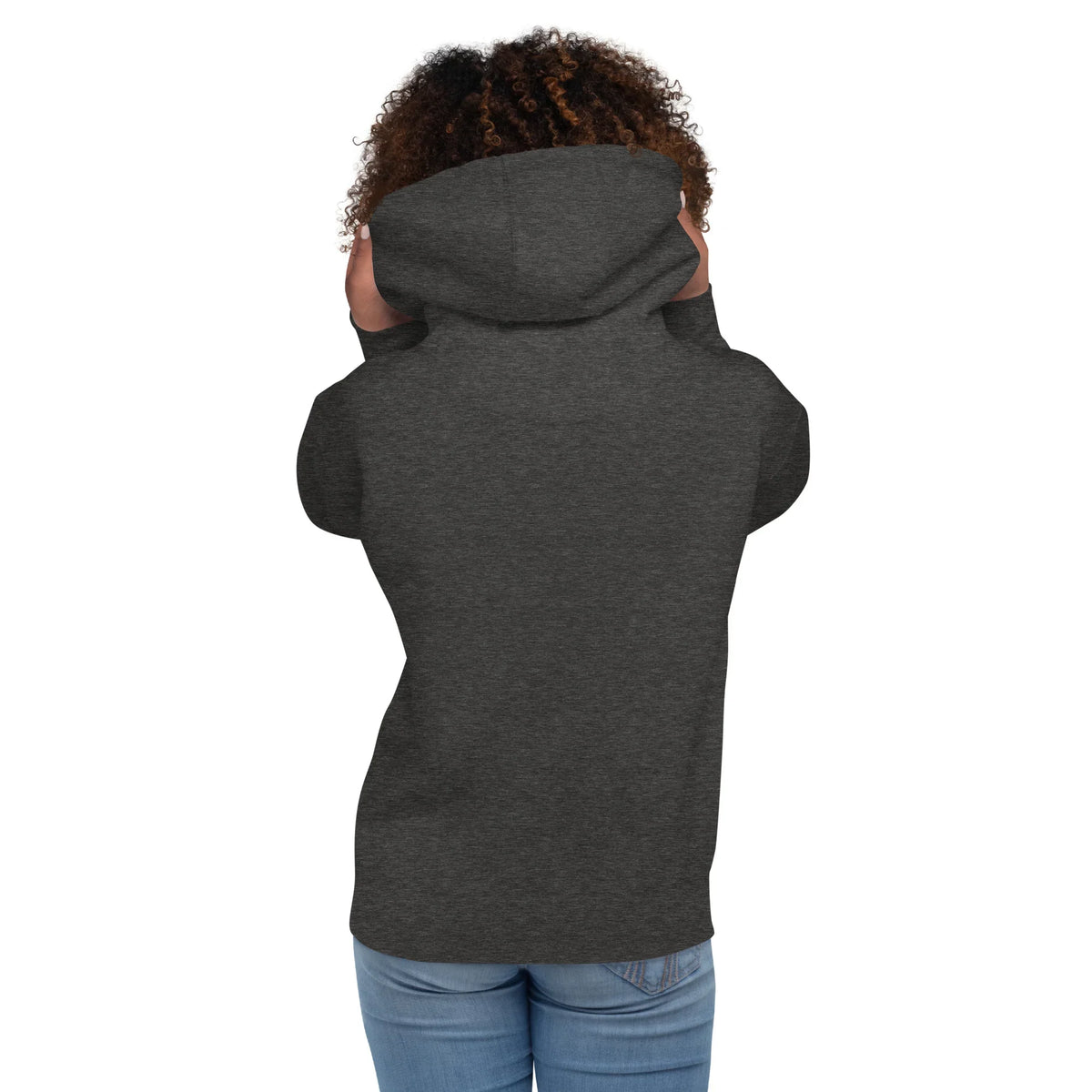 Rückansicht einer Person mit lockigem Haar in einem dunkelgrauen Hoodie und Jeans