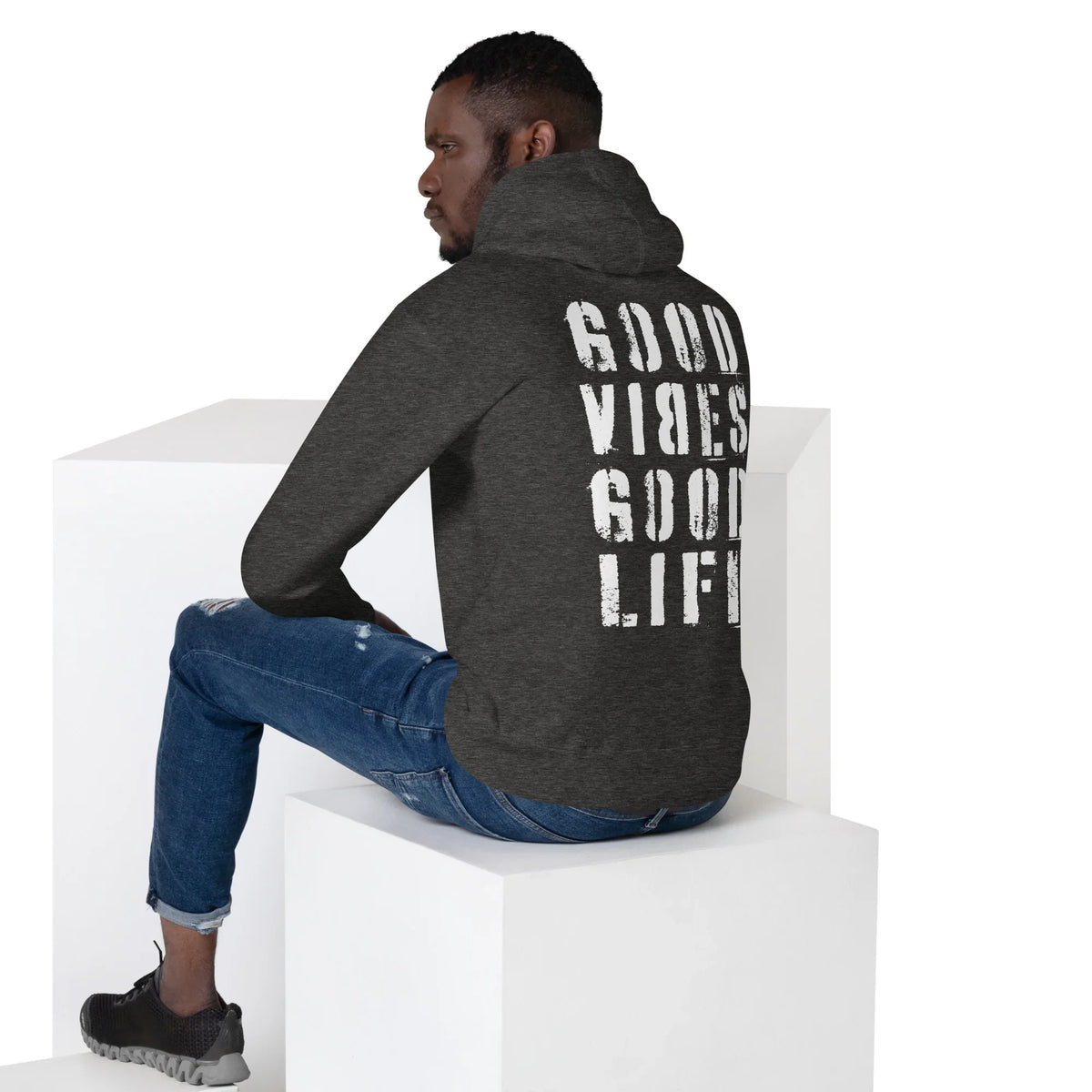Mann in dunkelgrauem CREWILD Hoodie mit weißem &