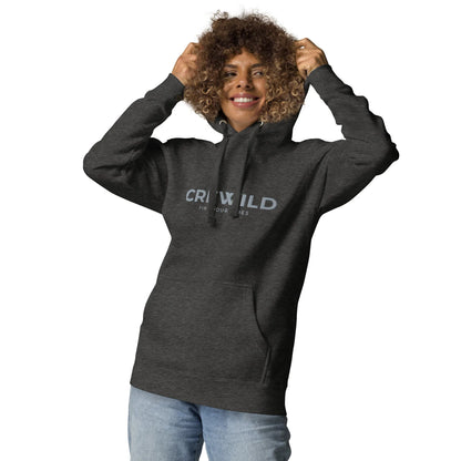 Lächelnde Frau mit lockigem Haar in einem dunkelgrauen Hoodie mit weißem „CREW WILD“-Aufdruck