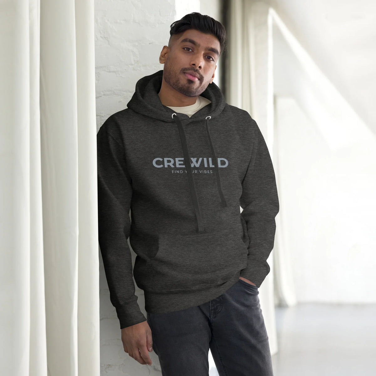 Mann in einem dunkelgrauen Hoodie mit dem Aufdruck CREWILD