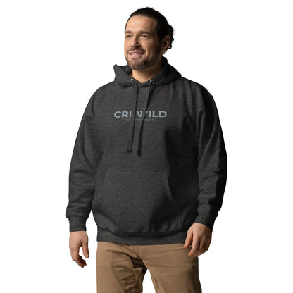 Mann in einem dunkelgrauen Hoodie mit dem Aufdruck CRNWILD und beigehosen