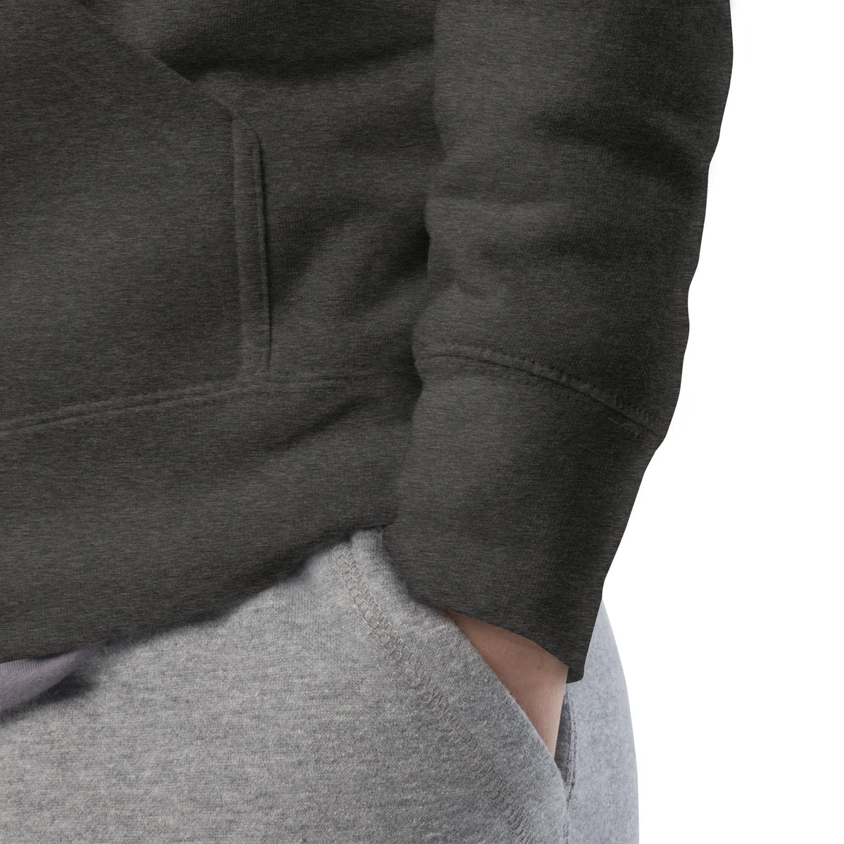 Detailansicht eines dunkelgrauen Hoodies und einer hellgrauen Jogginghose