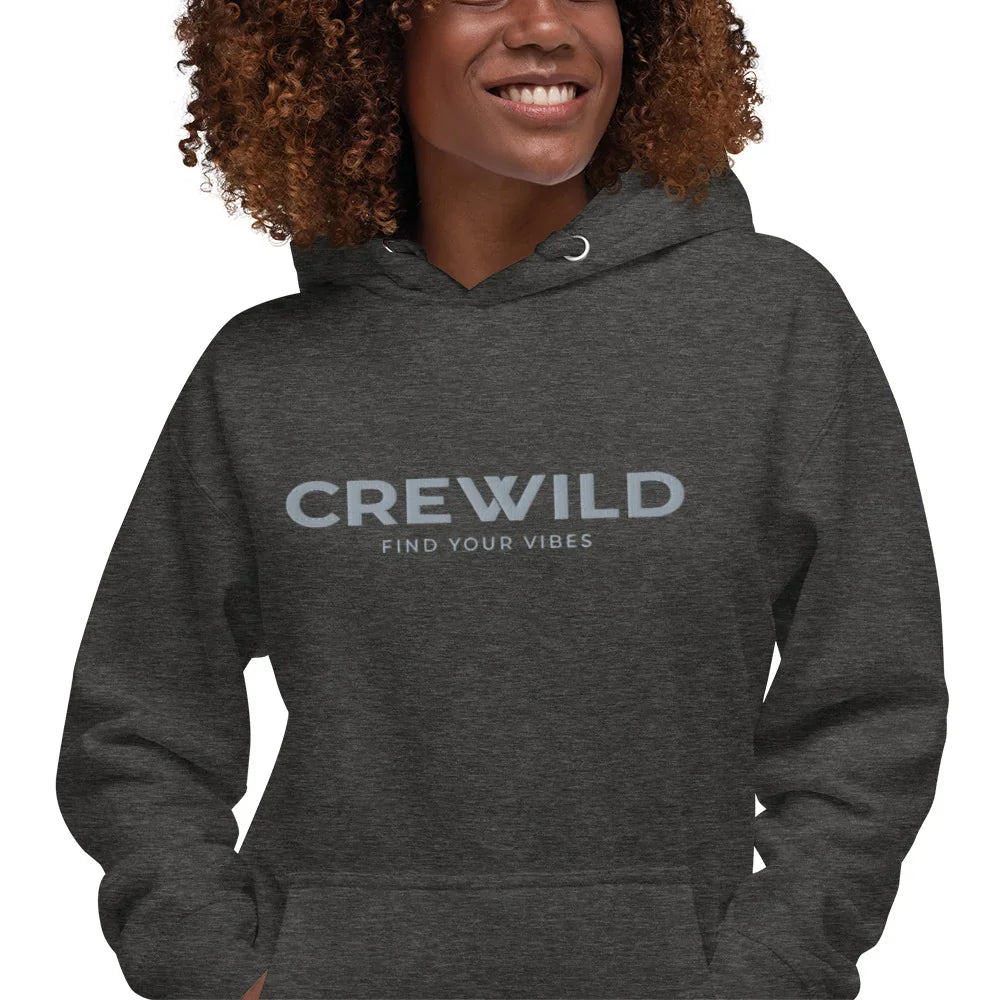 Frau trägt einen dunkelgrauen Hoodie mit dem Aufdruck CREWILD FIND YOUR VIBES