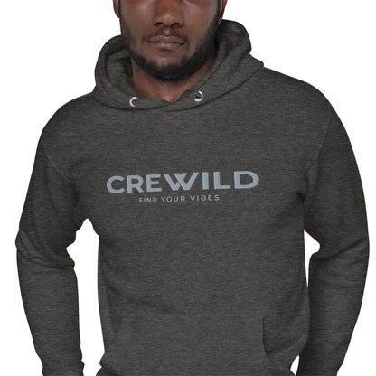 Mann trägt dunkelgrauen Hoodie mit der Aufschrift CREWILD - FIND YOUR VIBES