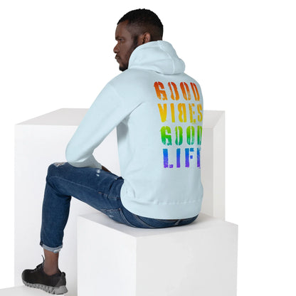 Mann von hinten in hellblauem Time Of Vibes Hoodie mit regenbogenfarbenem GOOD VIBES Aufdruck