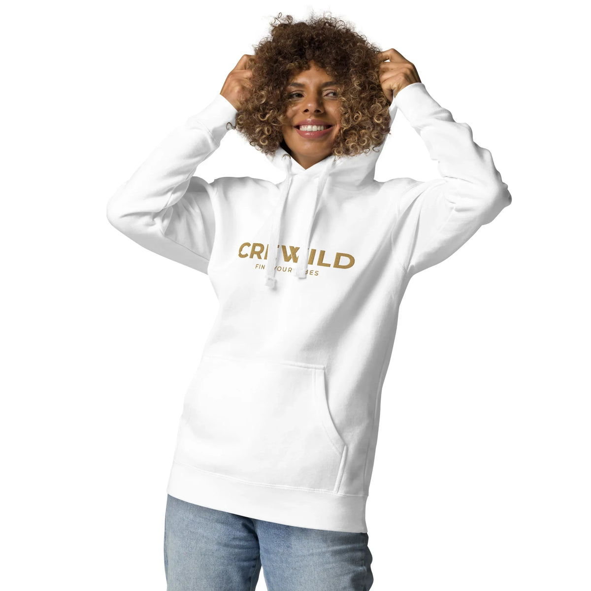 Lächelnde Frau mit lockigem Haar in einem weißen Hoodie mit goldener &