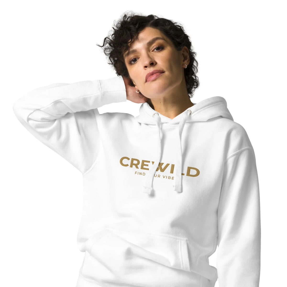 Frau in weißem Hoodie mit goldfarbenem Crewild-Aufdruck vor weißem Hintergrund
