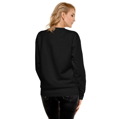 Frau trägt schwarzen Unisex Premium Sweatshirt, Rückansicht, weißer Hintergrund.