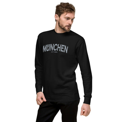 Unisex Premium Sweatshirt Schwarz mit München City Vibes Aufdruck, Mann stehend