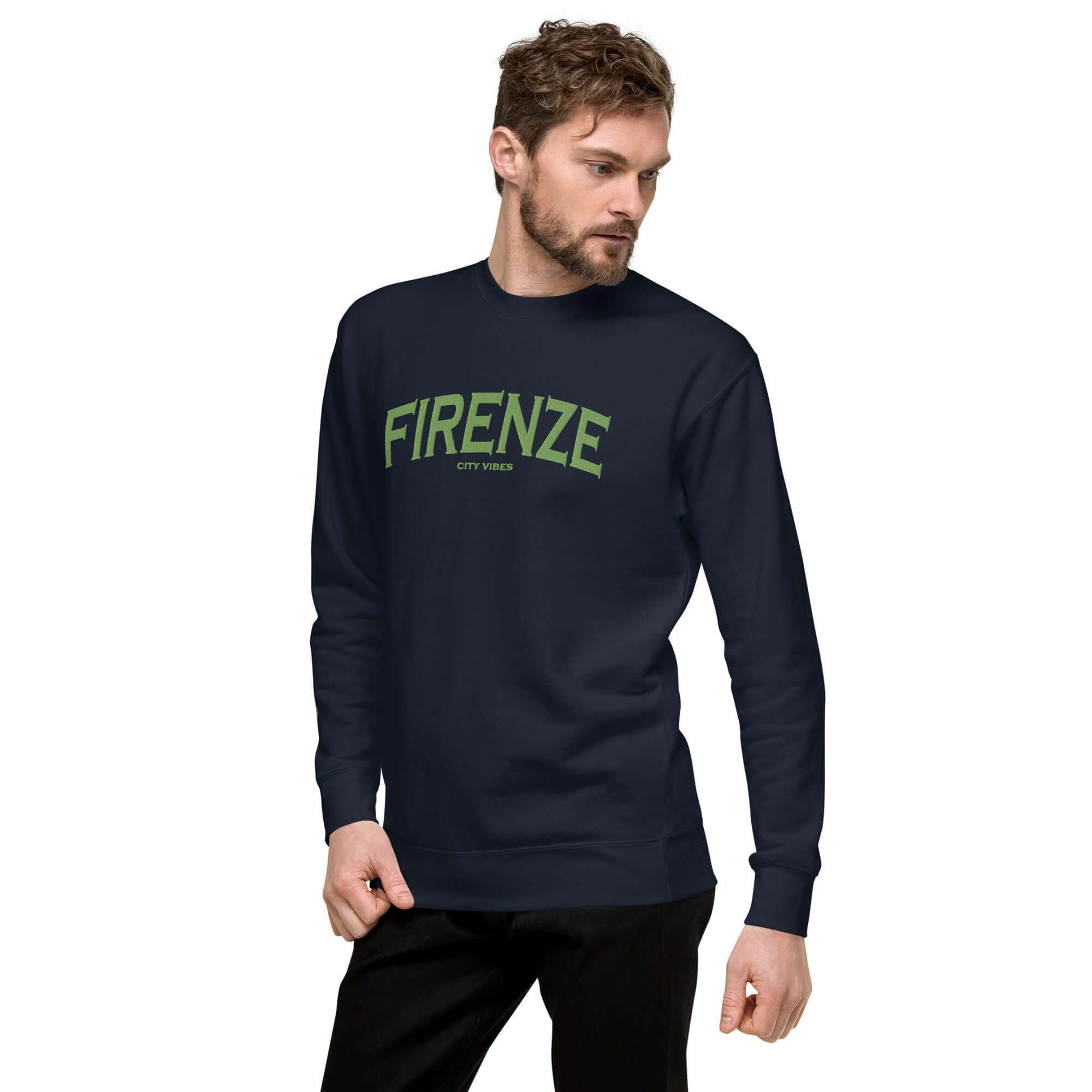 Unisex Premium Sweatshirt Navy Blazer mit grünem Firenze City Vibes Print, Modellansicht