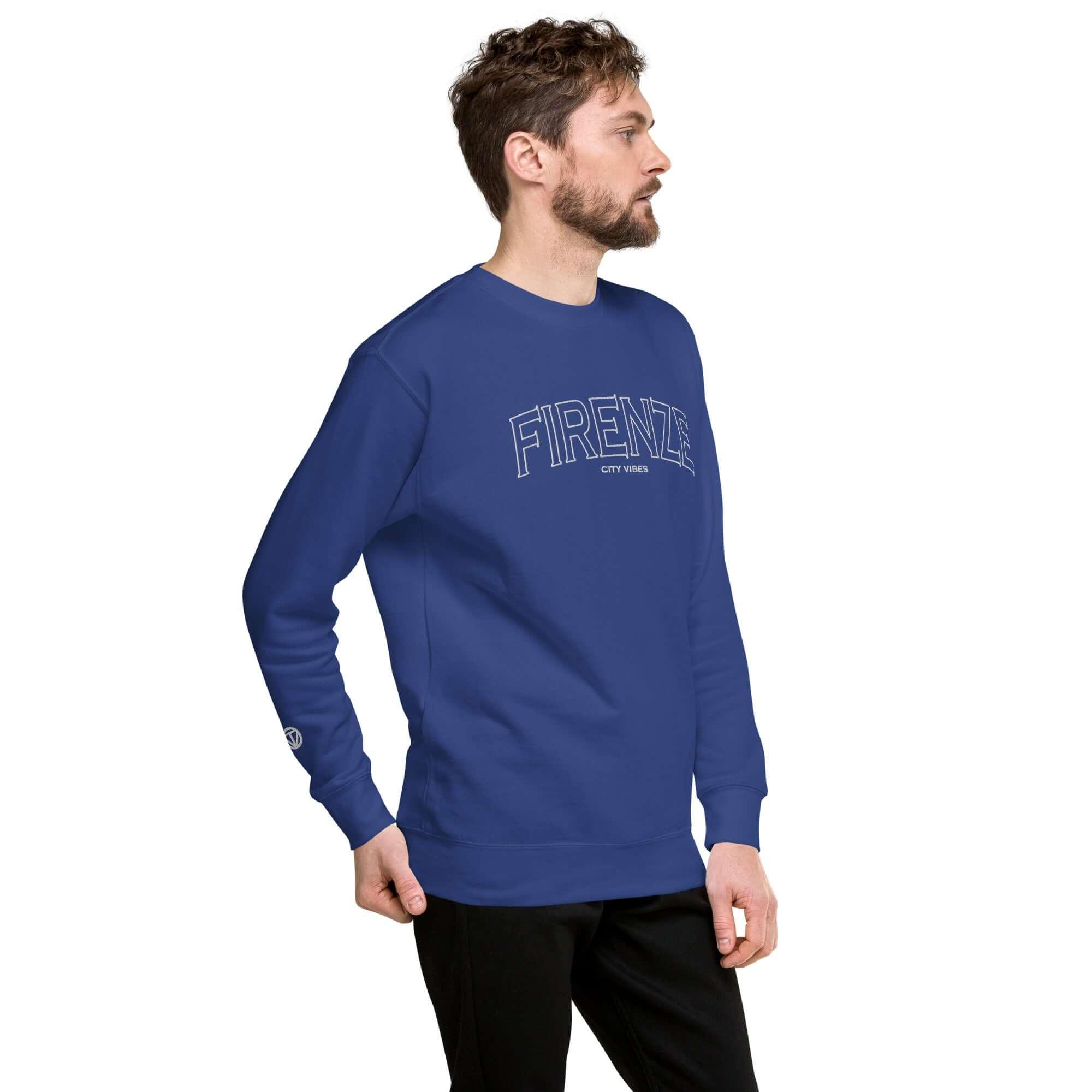 Unisex Premium Sweatshirt in Royalblau mit Firenze City Vibes Print, Modell Seitansicht