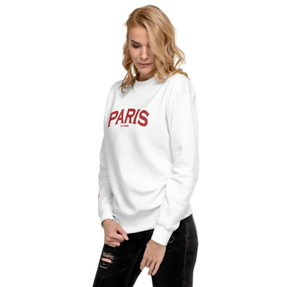 Frau im weißen Sweatshirt mit rotem PARIS Schriftzug, schwarze Jeans, Mode Produktfoto
