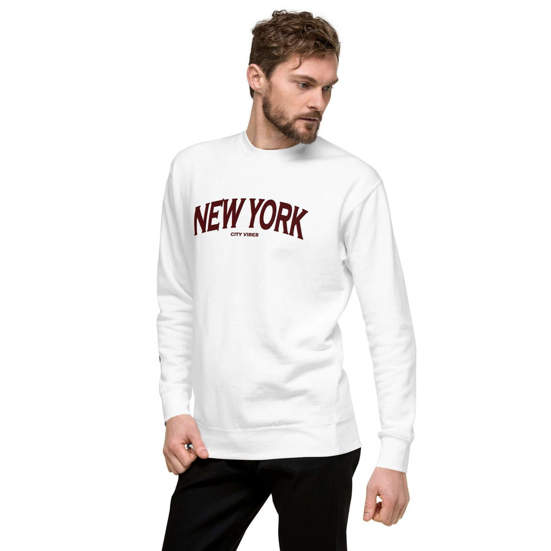 Unisex weißes Sweatshirt mit "New York City Vibes" Print, Modell trägt urbanen Look