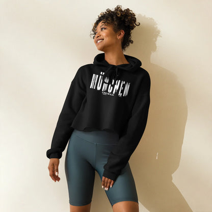 Frau trägt schwarzen CREWILD Crop-Hoodie mit weißem München-Schriftzug und graue Biker-Shorts.