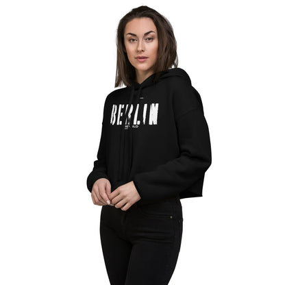 Frau trägt schwarzen CREWILD Crop-Hoodie mit weißem Berlin-Schriftzug.